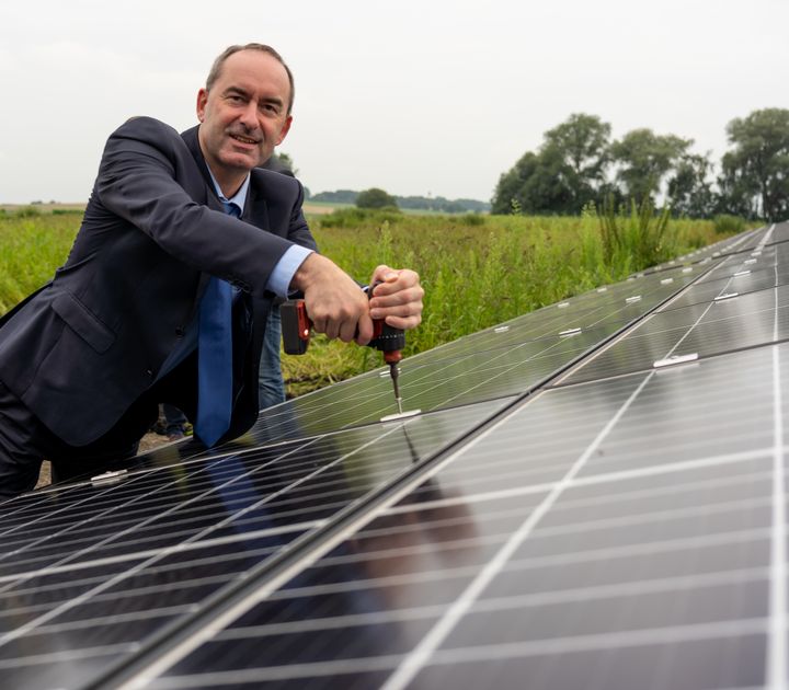 Fotos vom Besuch von Bayerns Wirtschaftsminister Aiwanger und Staatssekretär Weigert im Solarpark Schorndorf.