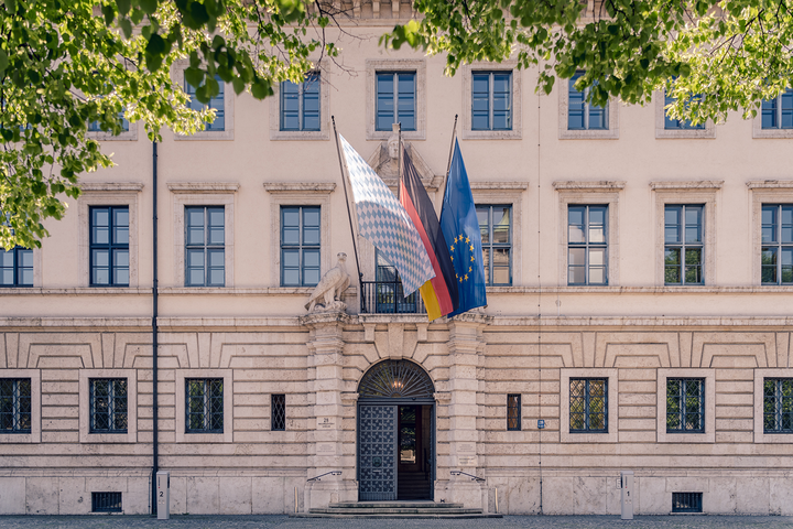 Eingangsbereich des Bayerischen Staatsministeriums für Wirtschaft, Landesentwicklung und Energie